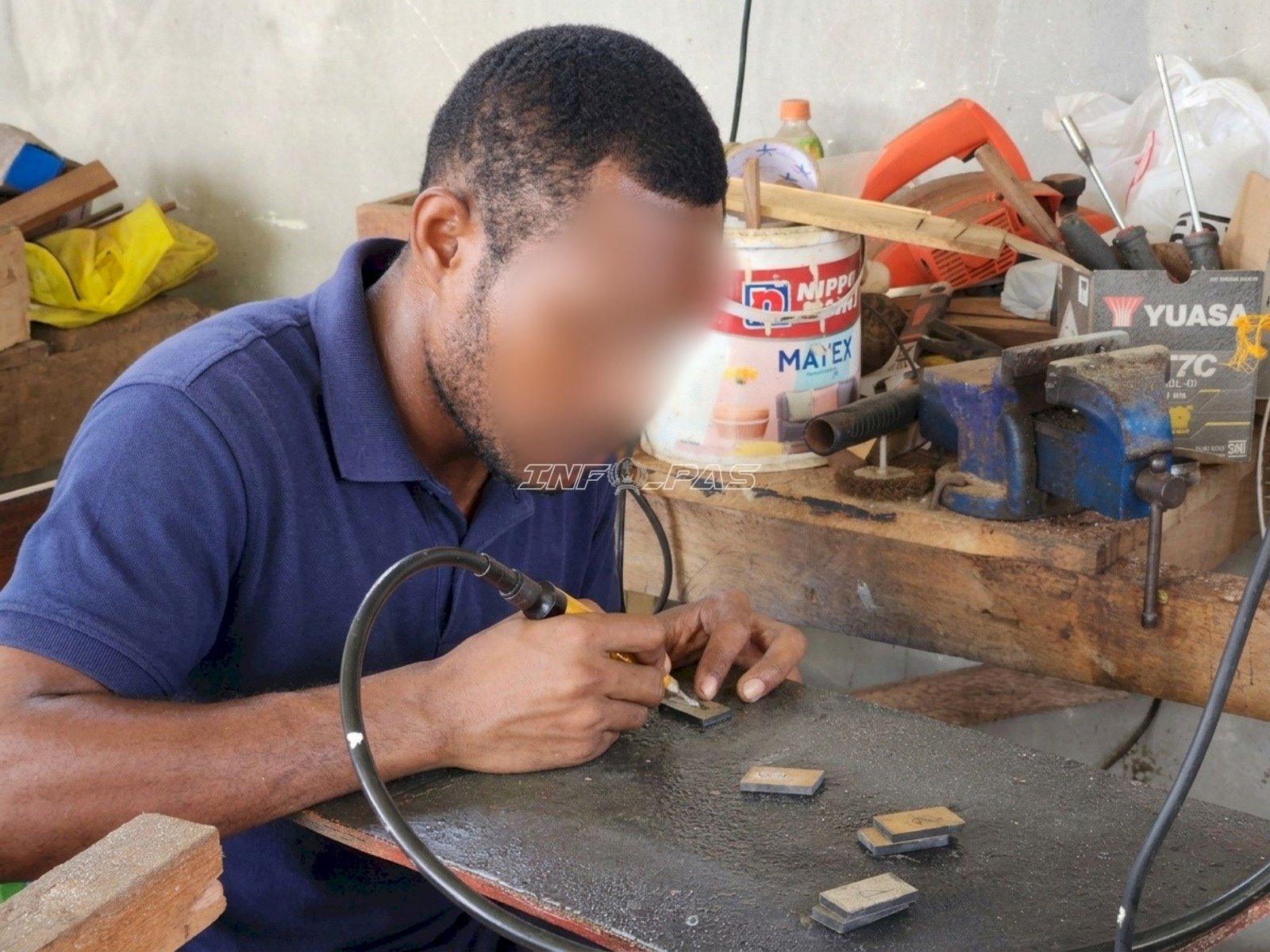 Lapas Tual Bekali Warga Binaan Keterampilan Membuat Ikat Pinggang Akrilik