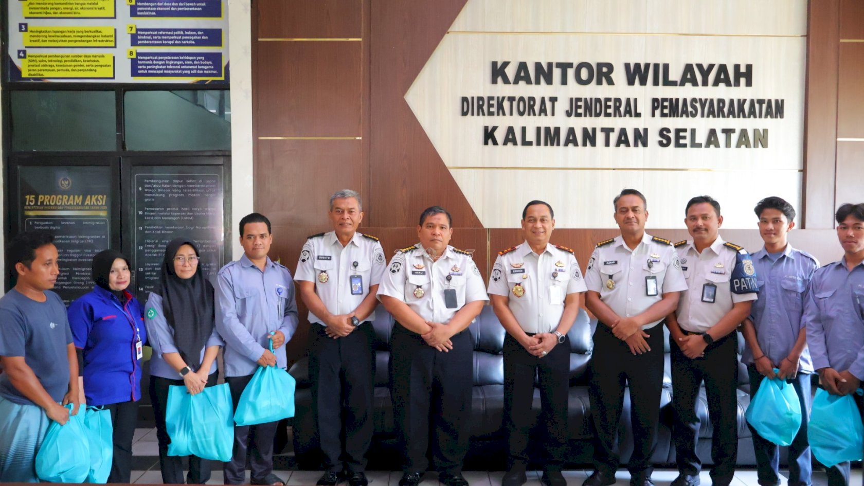 Kanwil Ditjenpas Kalsel Salurkan Bantuan Sosial kepada Masyarakat dan Tenaga Pendukung