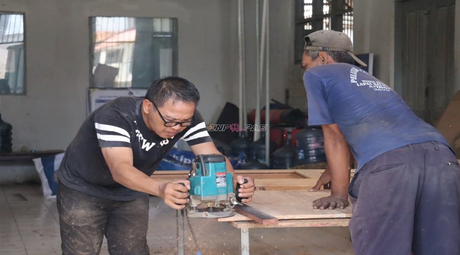 Lapas Ambon Latih Warga Binaan Produksi Pintu, Wujudkan Pembinaan Produktif