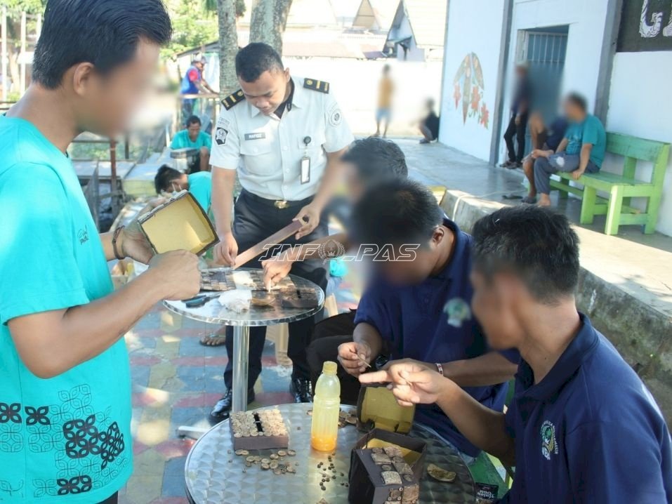 Dinimati Konsumen, Lapas Banjarmasin Penuhi Pesanan 30 Kotak Tisu Batok Kelapa