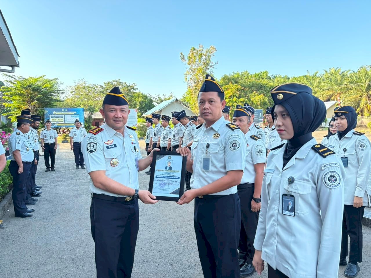 Apresiasi Dedikasi Kinerja, Kalapas Narkotika Karang Intan Anugerahkan Penghargaan Petugas Teladan dan Layanan Terbaik