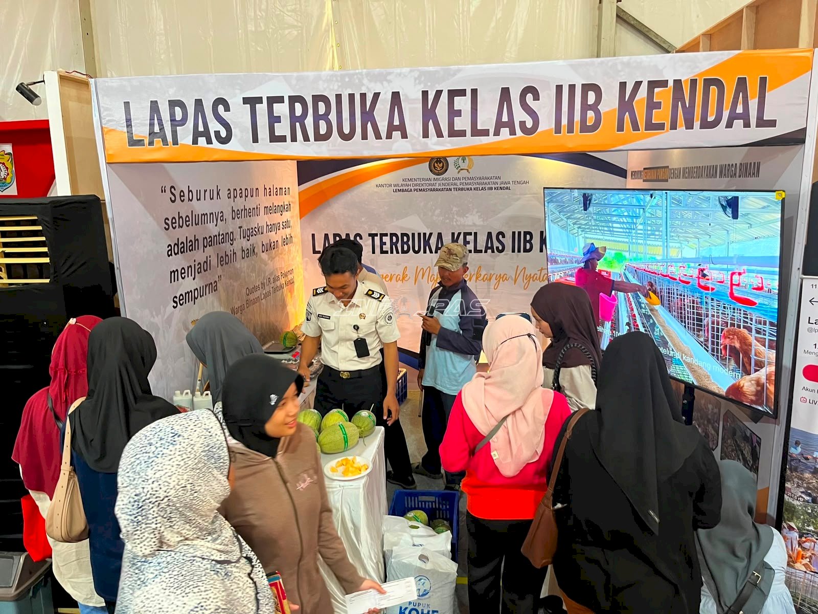 Produk Pembinaan Warga Binaan Lapas Terbuka Kendal Laris Manis di Kendal Open Fair