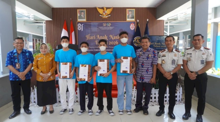 Kakanwil Ditjenpas Sulteng Serahkan PMP HAN 2026 kepada Lima Anak Binaan LPKA Palu