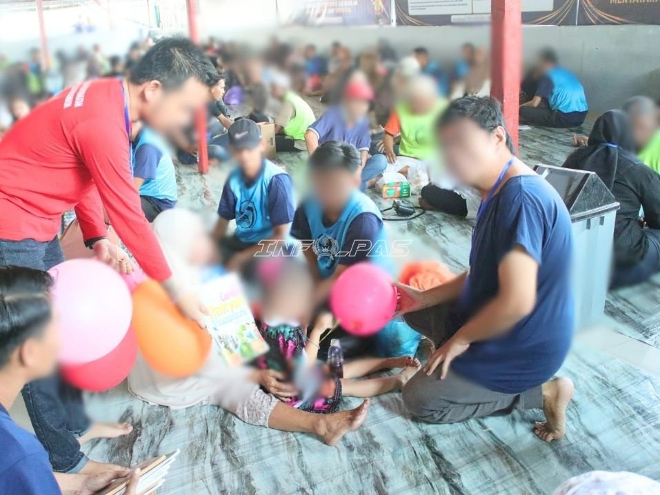 Hari Anak Nasional, Kader Pendidikan Lapas Banjarmasin Bagikan Balon untuk Anak Pengunjung