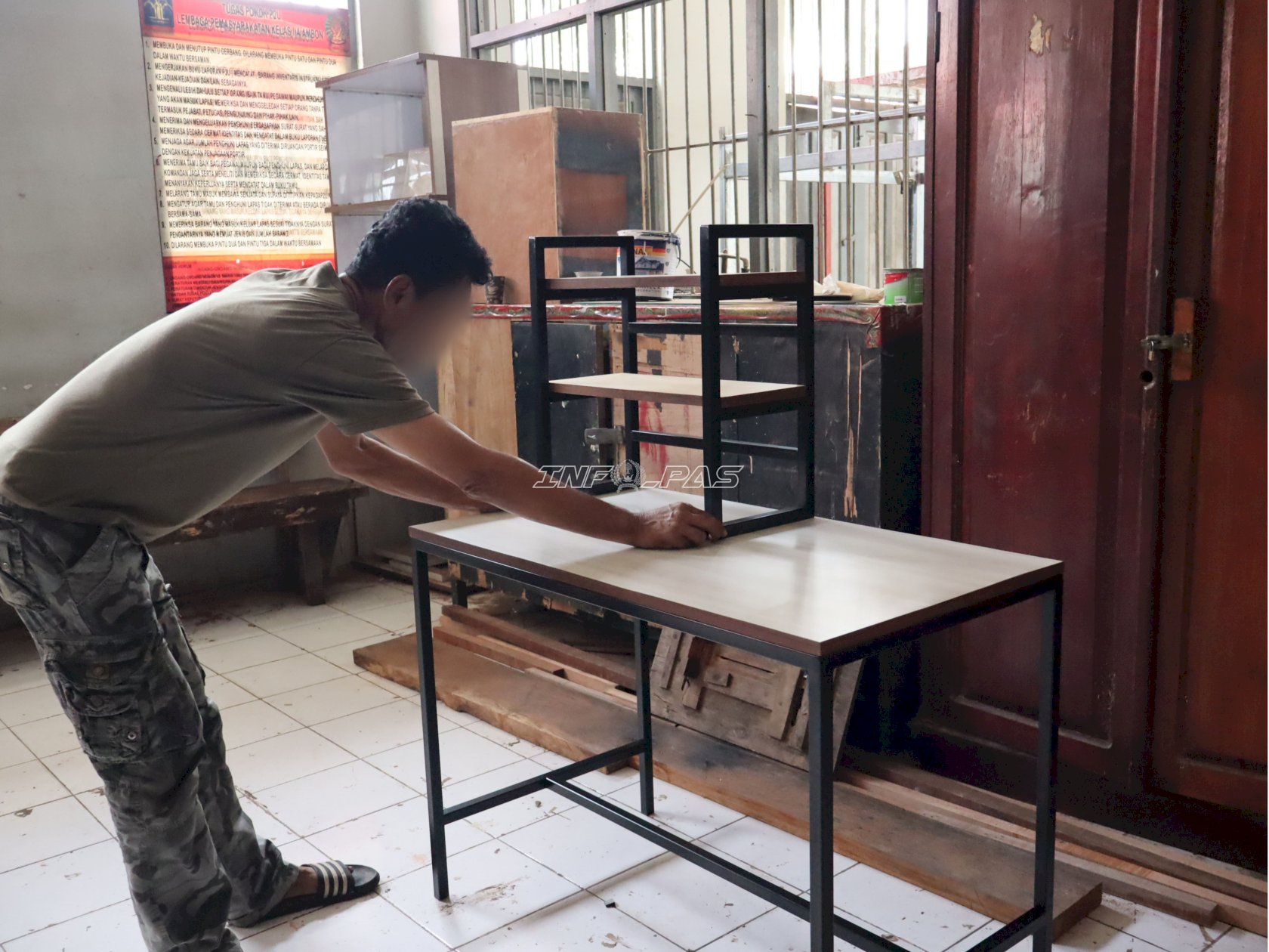 Lapas Ambon Produksi Meja Belajar Berbalut HPL Karya Warga Binaan