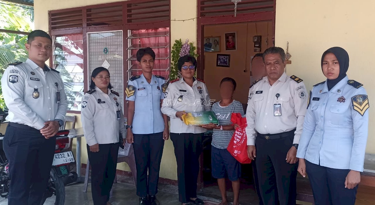 Bapas Ambon Salurkan Bantuan Sosial untuk Warga Sekitar