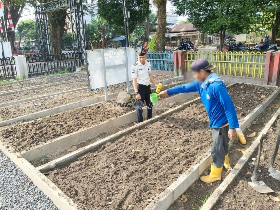 Lapas Banjarmasin Ajarkan Warga Binaan Pengolahan Lahan Pascapanen dengan POC dan Molase