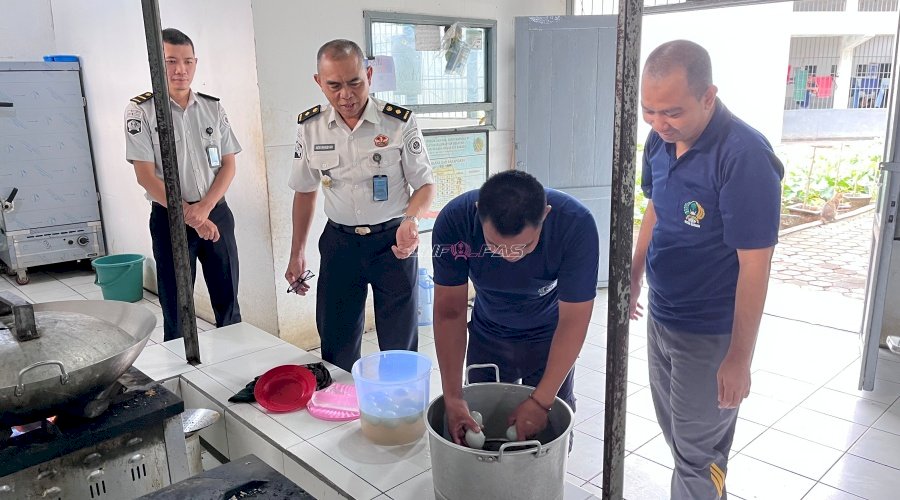 Produksi Telur Asin Rutan Barabai Dukung Pembinaan Kemandirian dan Pengembangan UMKM 