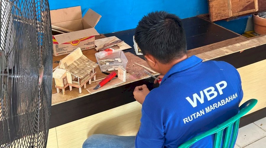 Asah Kreativitas dan Kenalkan Budaya Nusantara, Warga Binaan Rutan Marabahan Buat Miniatur Rumah Adat