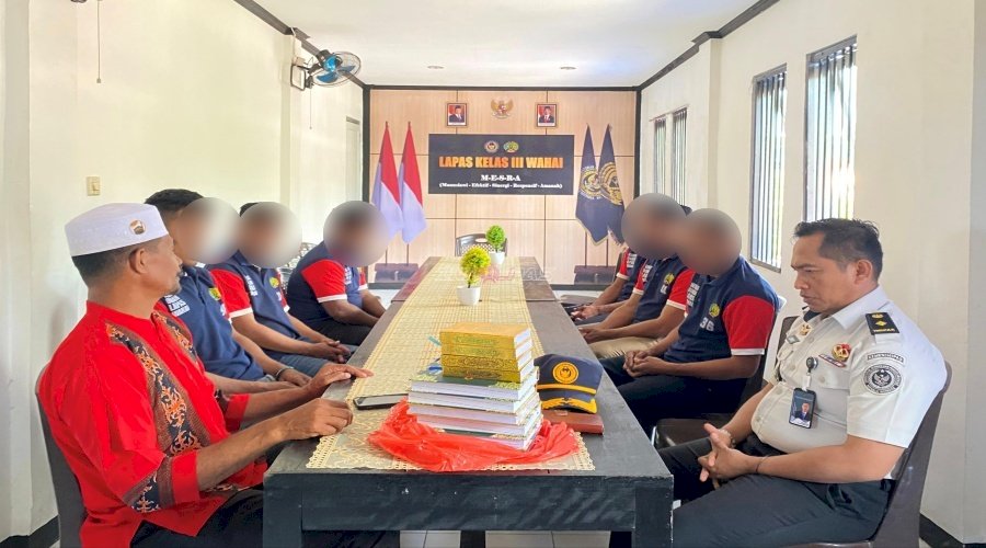 Dukung Pembinaan Kerohanian, Lapas Wahai Terima 10 Mushaf Al-Qur'an dari KUA Seram Utara