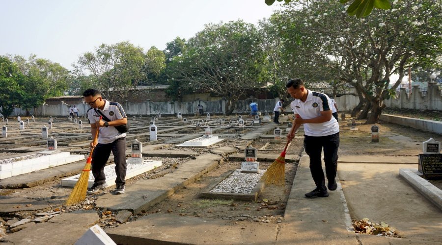 Tumbuhkan Nasionalisme dan Kepedulian Lingkungan, Lapas Mojokerto Bersihkan TMP Gajah Mada