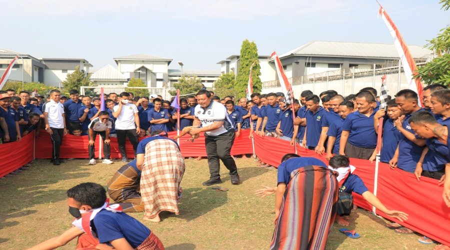 Seru dan Lucu, Warga Binaan Lapas Pemuda Madiun Ikuti Lomba Tangkap Bebek Peringati HUT Ke-81 RI 