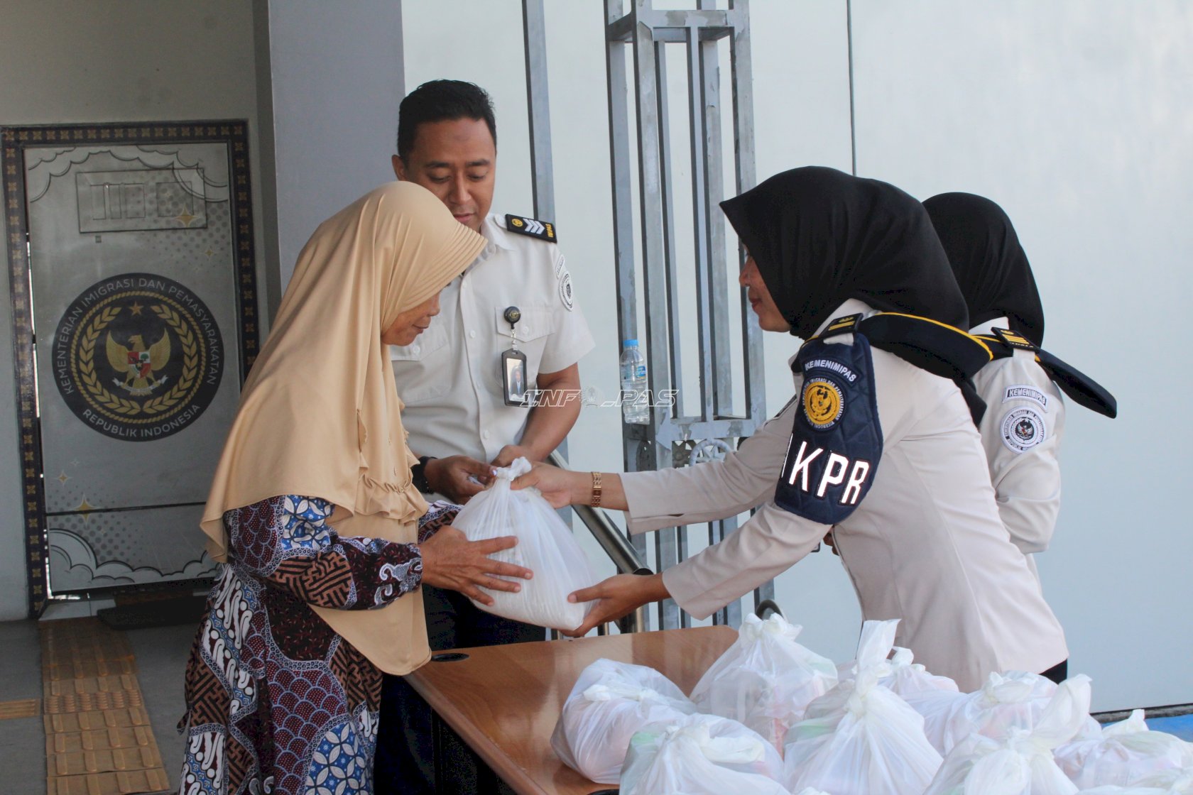 Semarak HUT Ke-81 RI, Rutan Perempuan Surabaya Salurkan 25 Paket Sembako kepada Warga Sekitar