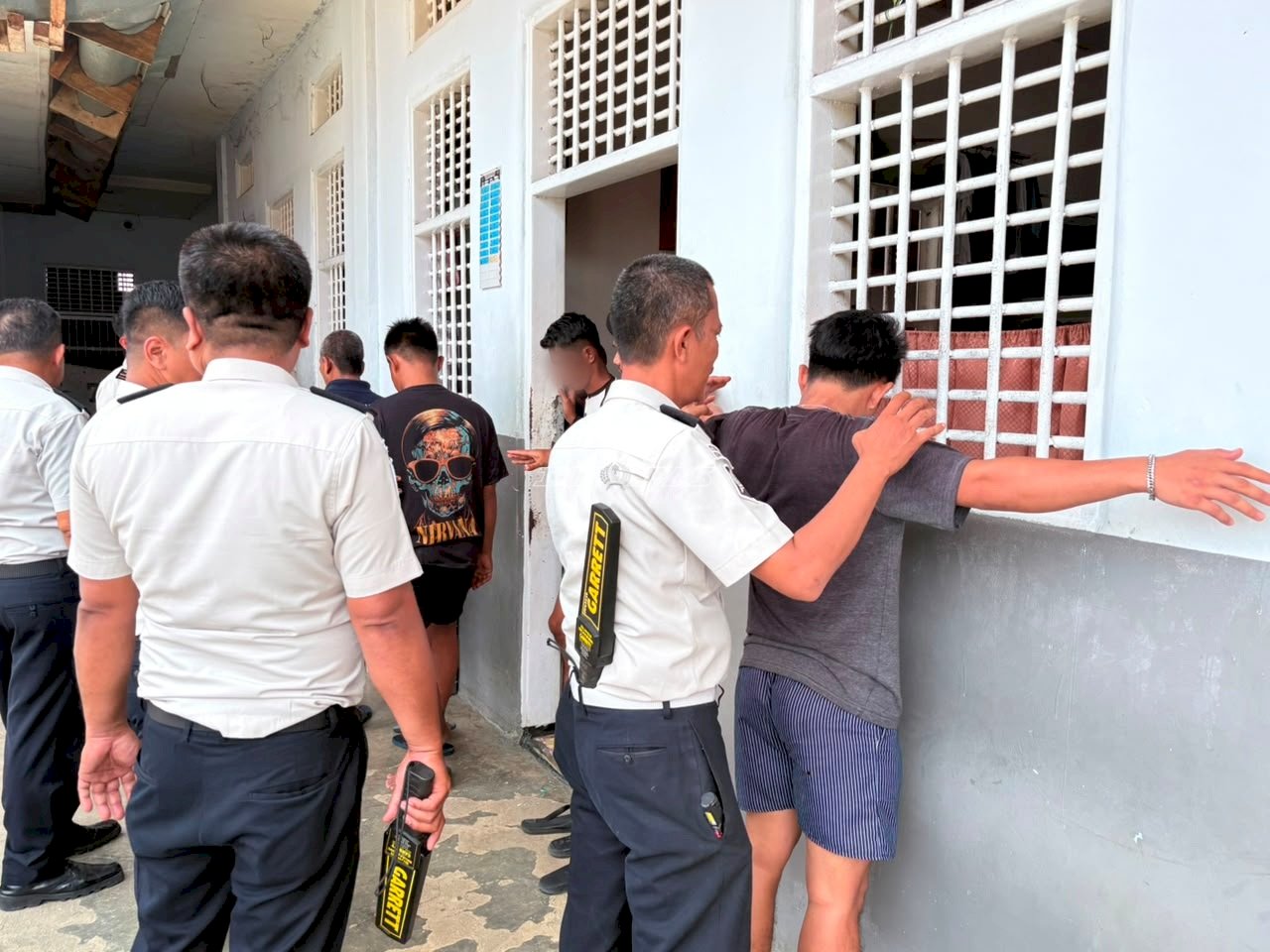 Lapas Muara Tebo Perkuat Deteksi Dini lewat Penggeledahan Blok Hunian