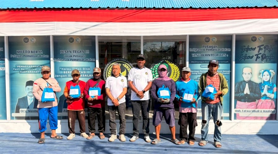 Semarakkan HUT Ke-81 RI, Rutan Majene Bagikan Sembako untuk Masyarakat Sekitar