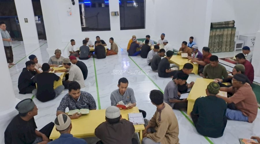 Warga Binaan Berdaya, Hasilkan Meja Pembinaan Kepribadian untuk Masjid Lapas Luwuk