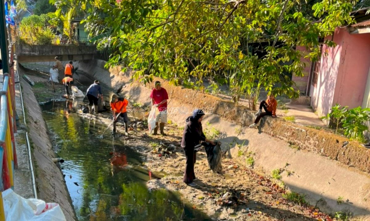 Bapas Tanjungpandan bersama DLH Bersihkan Aliran Sungai Sambut HUT RI Ke-81
