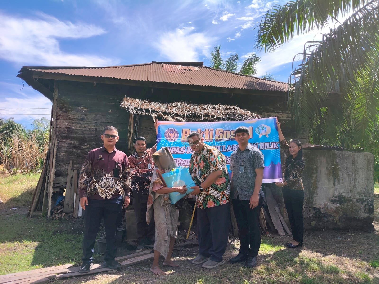 Sambut HUT Ke-81 RI, Lapas Labuhan Bilik Bagikan Sembako kepada Warga