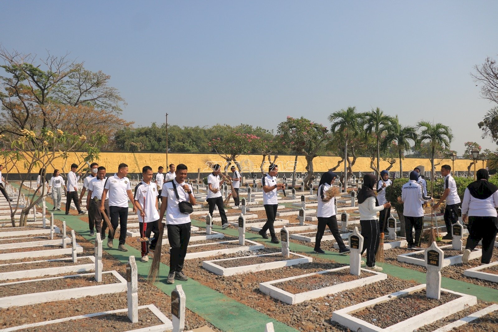 Semarak HUT Ke-81 RI, Lapas Pemuda Madiun Gelar Aksi Bersih Kemerdekaan di Taman Makam Pahlawan