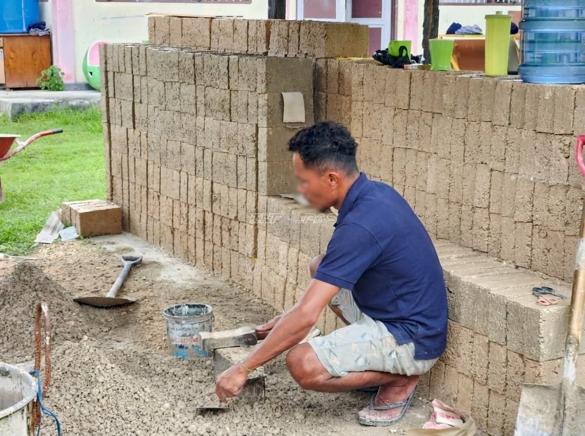 Lapas Tual Bekali Warga Binaan Keterampilan Produksi Batako