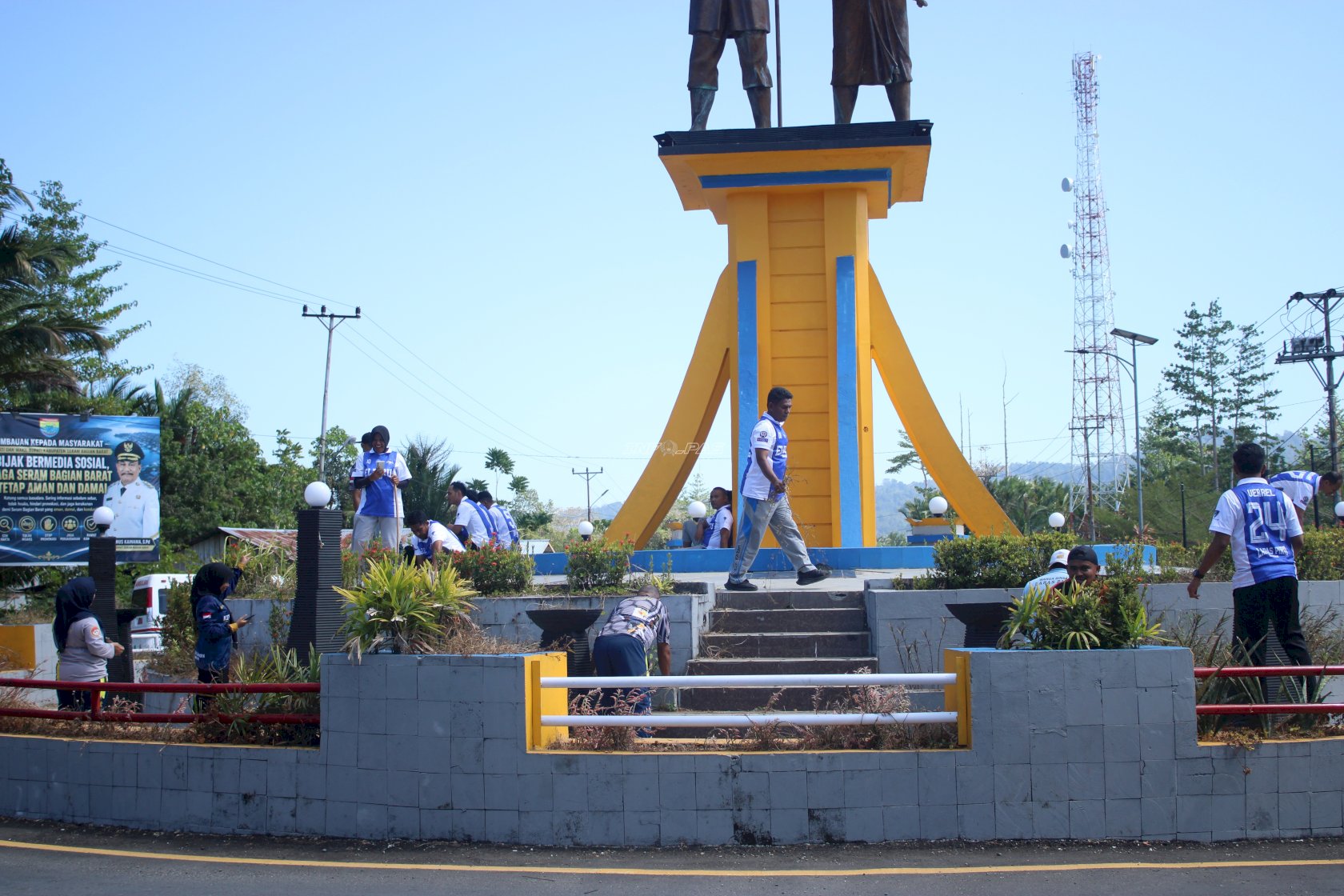 Jelang HUT RI, Lapas Piru Bersihkan Taman Makam Pahlawan dan Tugu Ina Ama