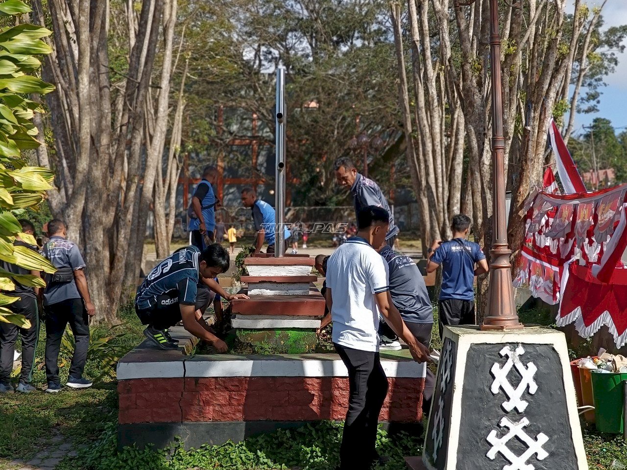 Rutan SoE Bersihkan Tugu Lilin, Hadirkan Semangat Gotong Royong