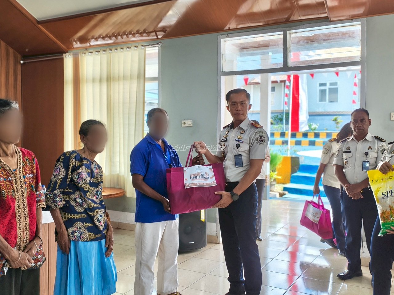 Semarak HUT RI, Rutan SoE Bagikan Sembako bagi Keluarga Warga Binaan dan Masyarakat