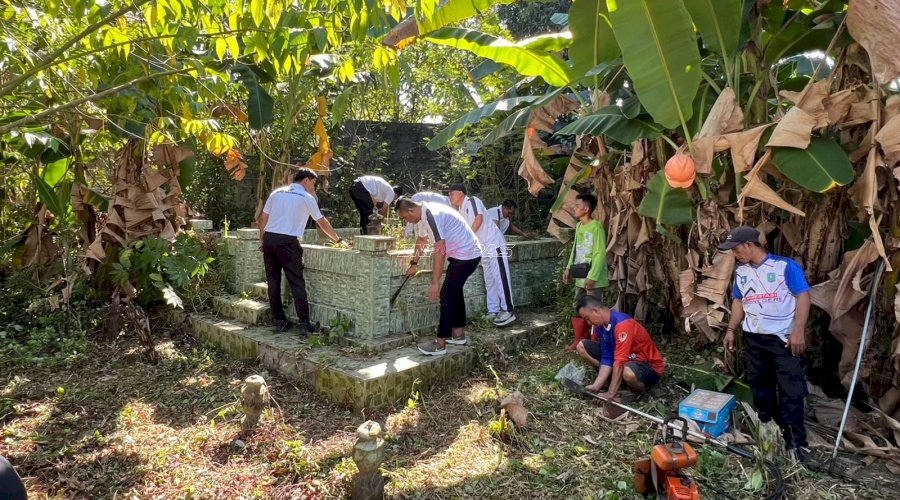 Sambut HUT Ke-81 RI, Bapas Tanjungpandan dan DLH Bersihkan Makam dan Masjid