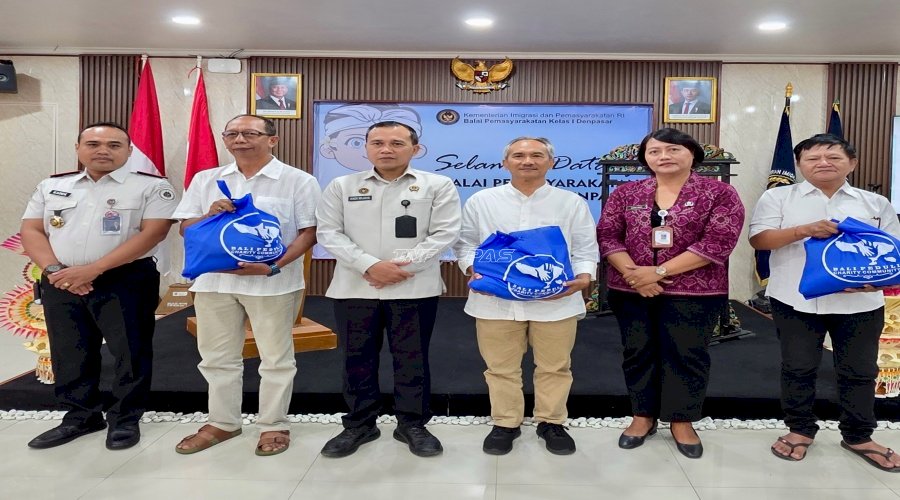 Wujud Kepedulian Sosial, Bapas Denpasar Salurkan Sembako bersama Dinsos Kota Denpasar 