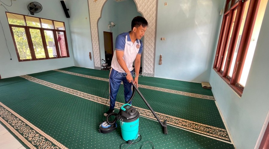 Rutan Rantau Gelar Bakti Sosial, Bersihkan Masjid Sofyan Al Muhdar