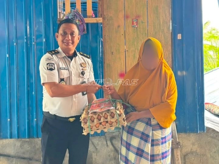 Bapas Luwuk Salurkan Bantuan Sembako kepada Warga Sekitar Kantor