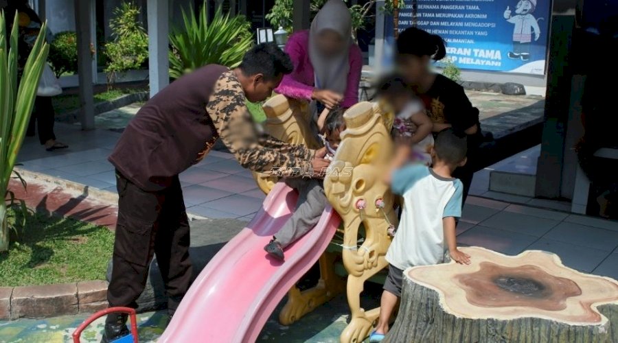 Warga Binaan Anggota Pramuka Lapas Banjarmasin Berikan Layanan Prima kepada Pengunjung
