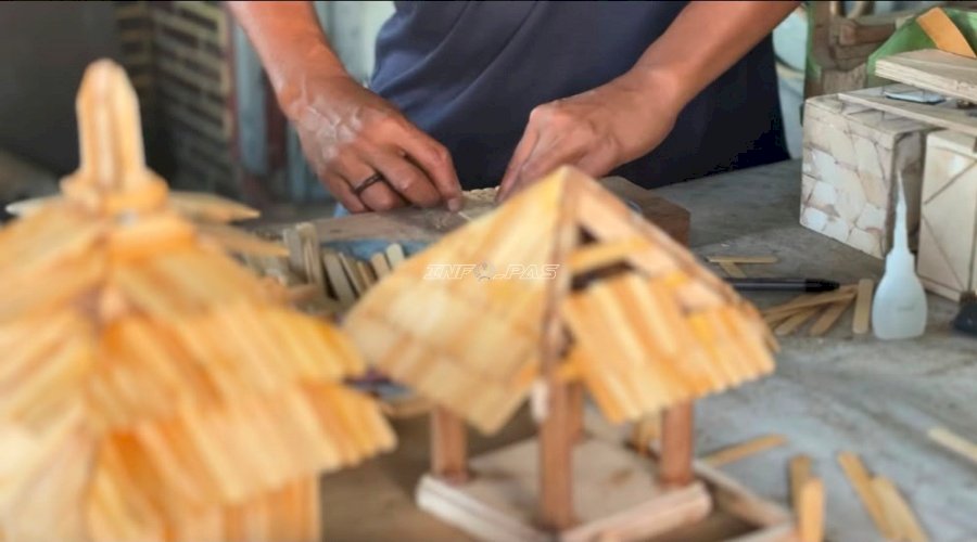 Warga Binaan Lapas Kotabaru Produksi Miniatur Rumah Adat untuk Pawai Kemerdekaan