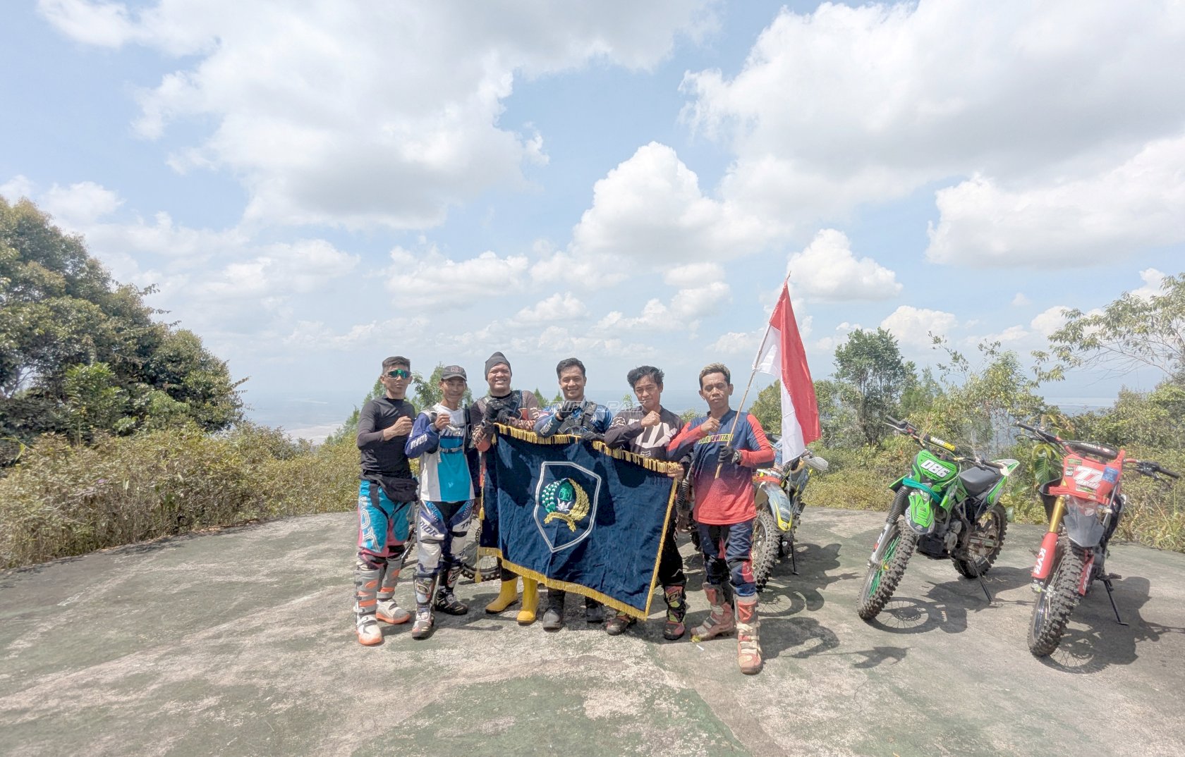 Petugas Lapas Batulicin Kibarkan Merah Putih dan Bendera Pemasyarakatan di Bukit Penyesalan