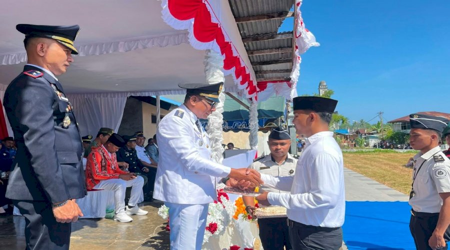 Sebanyak 26 Warga Binaan Lapas Wahai Terima RU, Camat Seram Utara Serahkan Secara Simbolis
