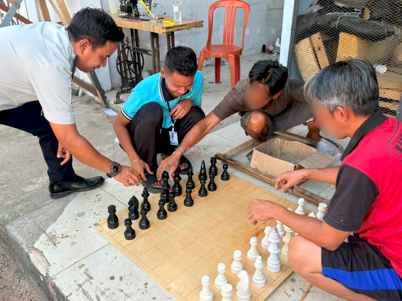 Asah Keterampilan, Warga Binaan Lapas Narkotika Karang Intan Buat Papan Catur