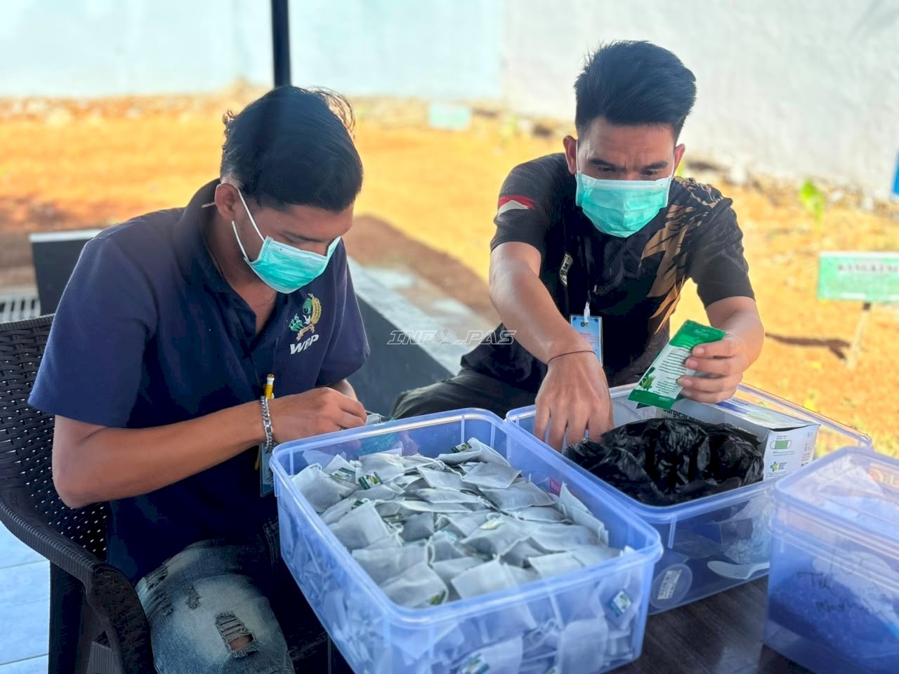 Teh Mint Laskarin Siap Dipasarkan, Warga Binaan Lapas Narkotika Karang Intan Lakukan Pengemasan
