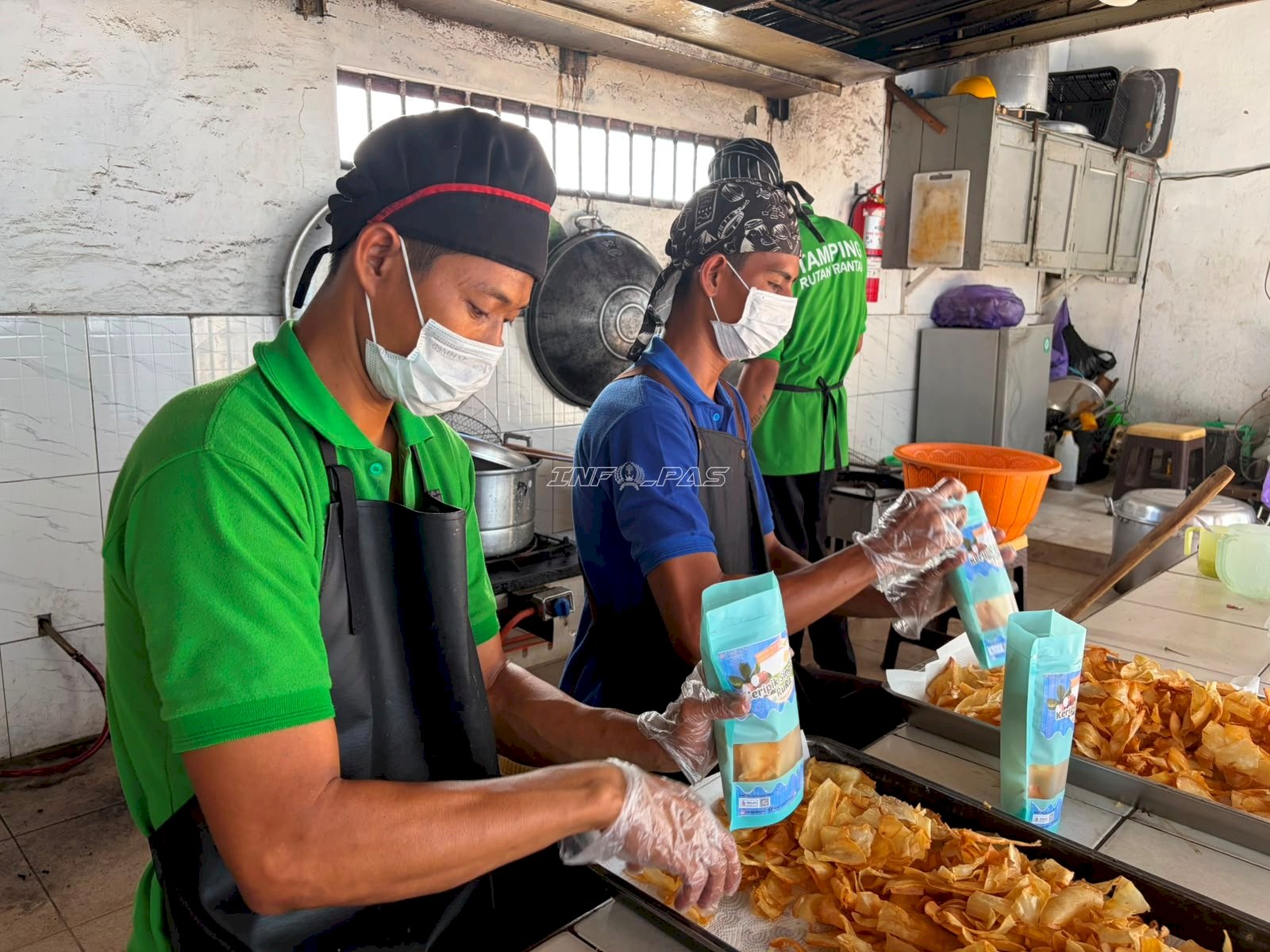 Ludes Dibeli Pengunjung, Warga Binaan Rutan Rantau Kembali Produksi Keripik Singkong RuRa 