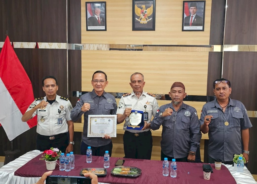 Kalapas Pangkalpinang Raih Penghargaan Tokoh Mitra Pers dari PJS Babel