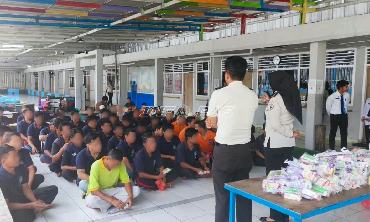 Peduli Kesehatan, Lapas Pangkalpinang Bagikan Susu Lansia dan Paket Kebersihan