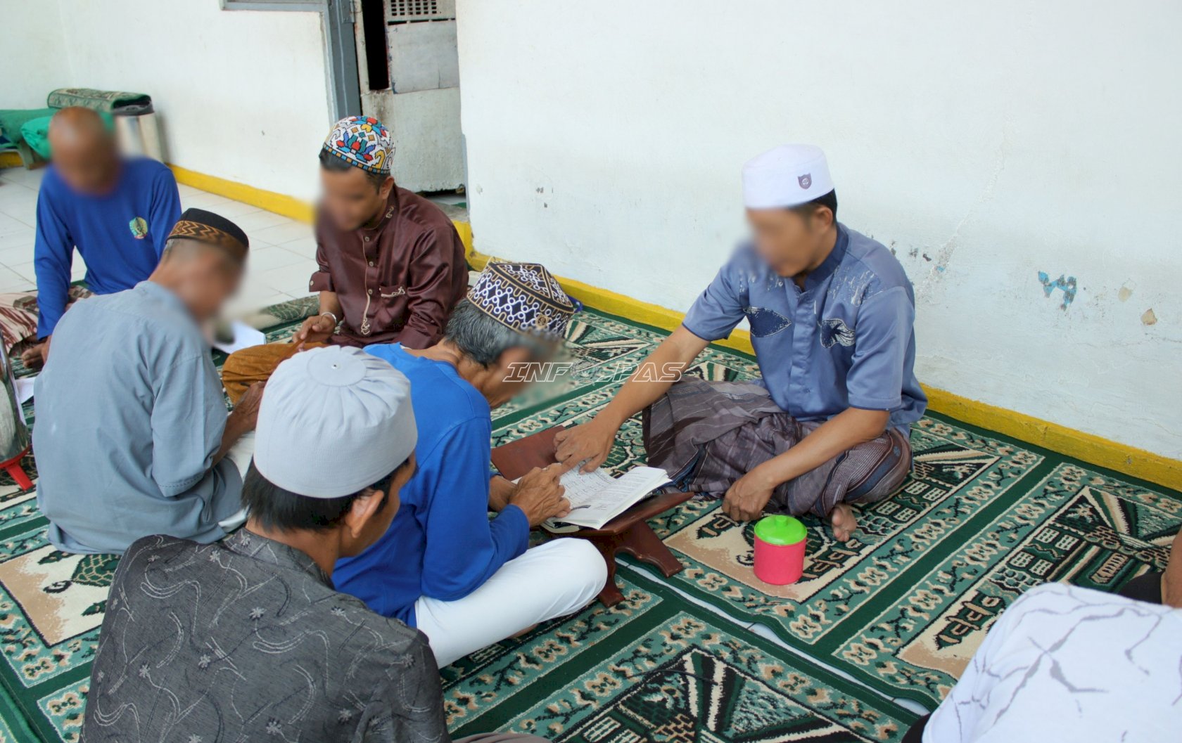 Warga Binaan Mahir Al-Qur’an Bimbing 12 Rekan Belajar Iqra di Blok E Lapas Banjarmasin