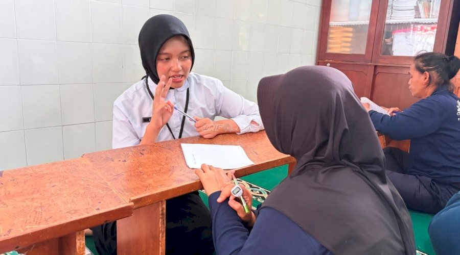 Peserta Magang di Lapas Perempuan Malang Dampingi Warga Binaan Kejar Paket, Latihan Membaca Jadi Bagian Pembinaan