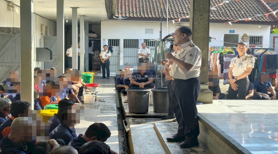 Bangun Komunikasi, Kalapas Tabanan Sambangi Blok Hunian Warga Binaan