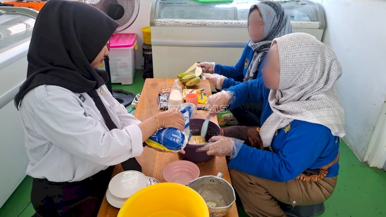Lapas Perempuan Palu Dorong Warga Binaan Produktif melalui Pelatihan Pembuatan Bolen Pisang