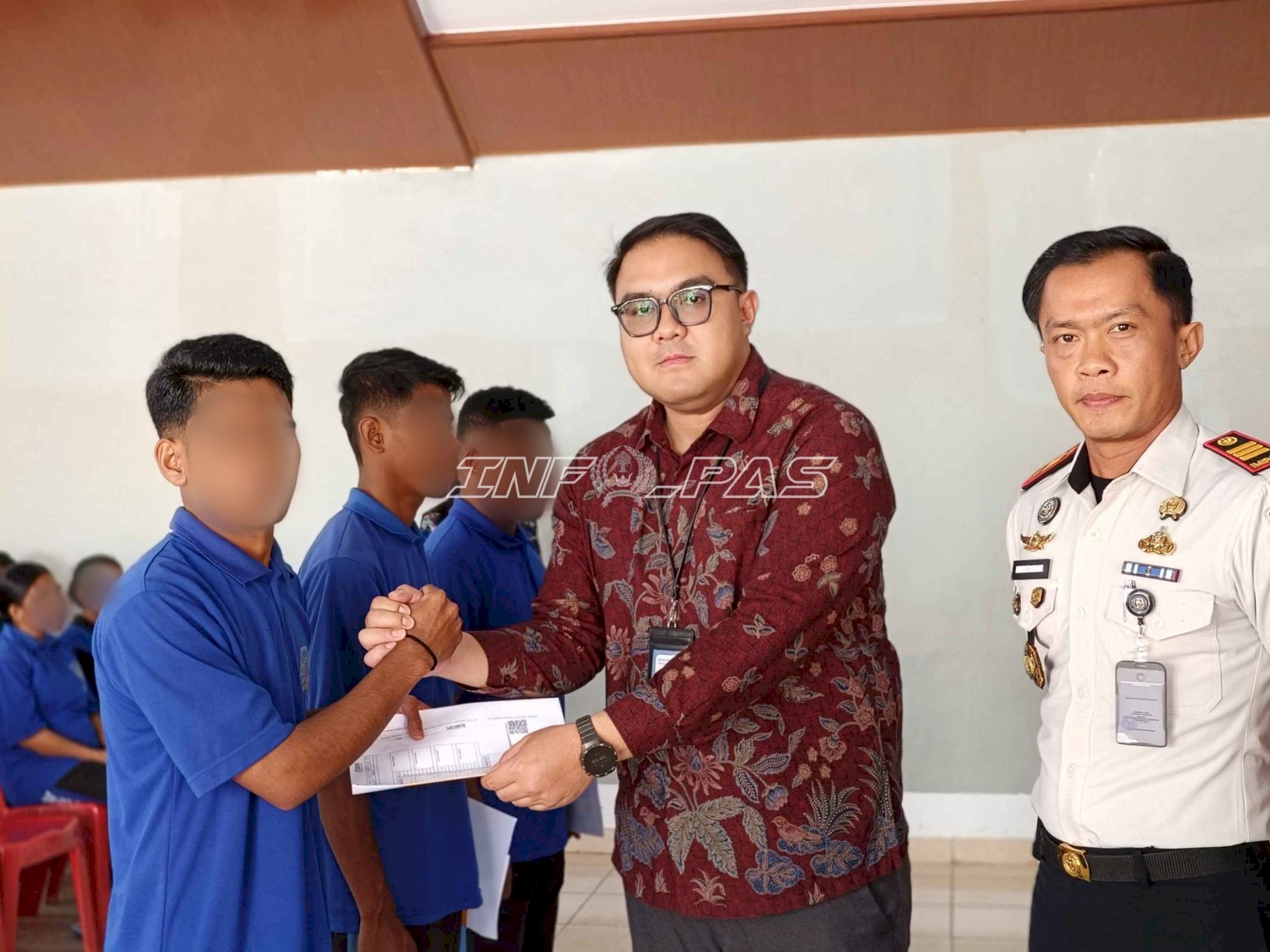 Salurkan Premi, Rutan SoE dan BRI Serahkan Buku Tabungan bagi Warga Binaan