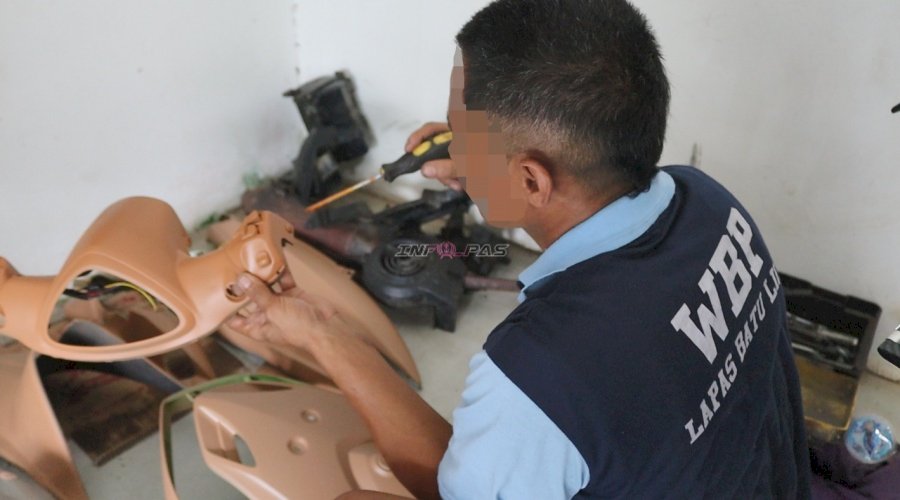 Asah Keahlian Otomotif, Warga Binaan Lapas Batulicin Praktik Servis Motor