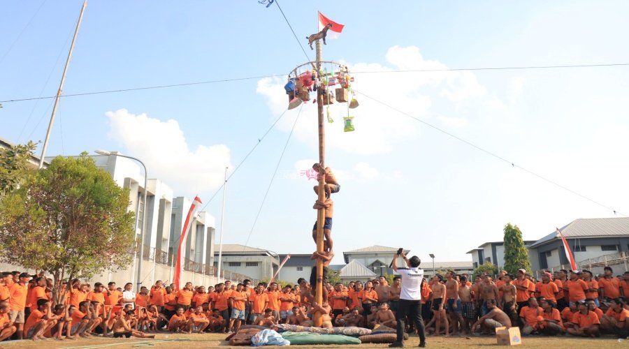 Puncak HUT Ke-81 RI, Lapas Pemuda Madiun Gelar Lomba Panjat Pinang Berhadiah Satu Kambing