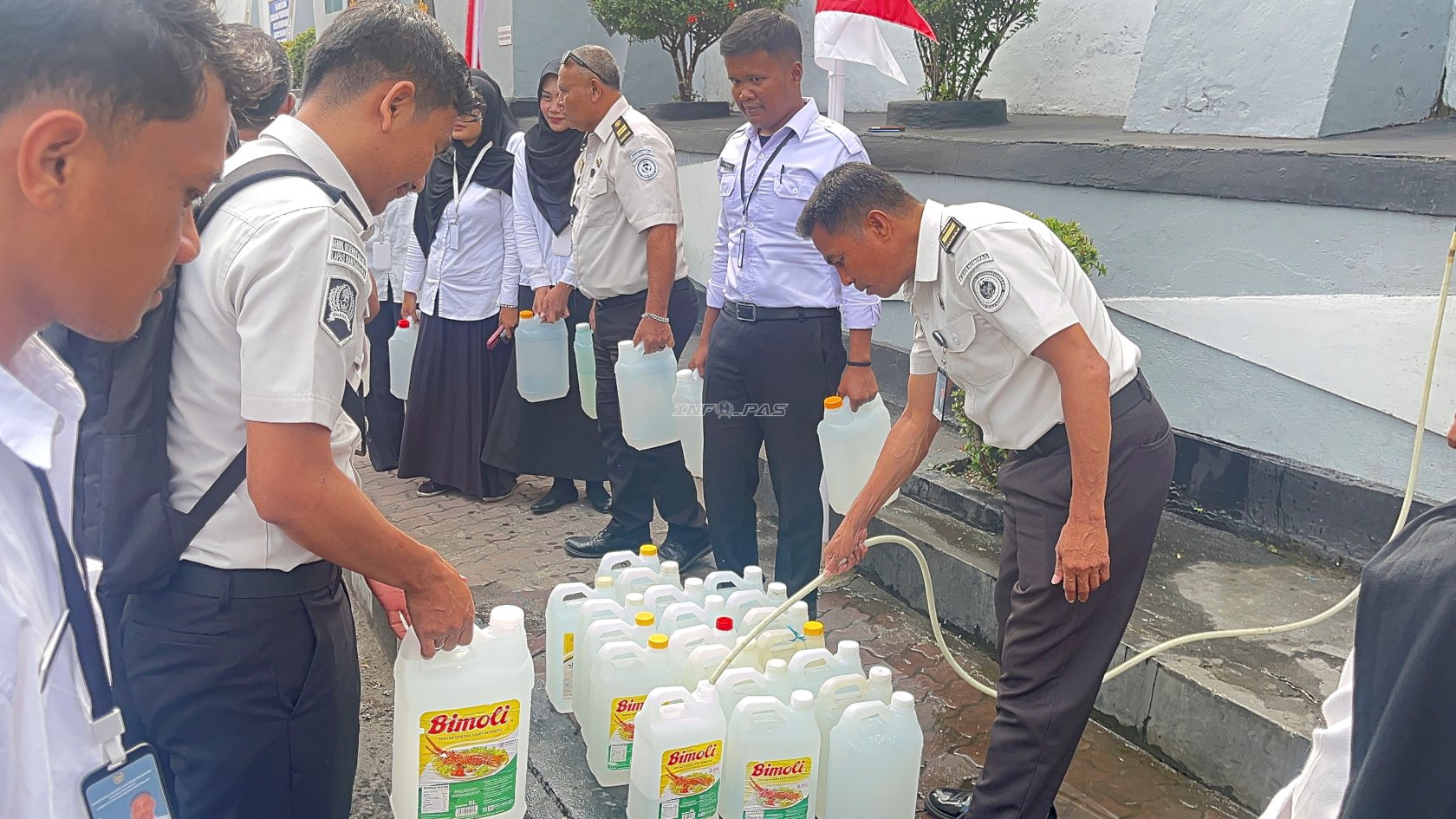 Peduli Sesama, Lapas Bandanaira Salurkan Air Bersih bagi Warga Terdampak Kekeringan