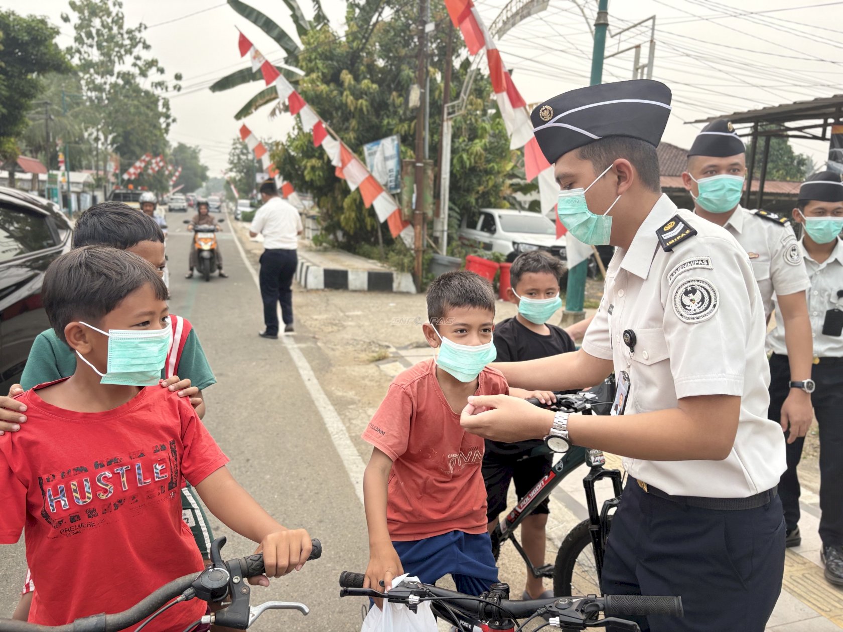 Peduli Kesehatan di Tengah Kabut Asap, Rutan Tanjung Bagikan Masker dan Vitamin