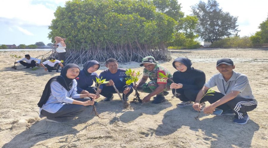 Sambut HUT Ke-81 Kodam XV/Pattimura, Lapas Geser dan Koramil Geser Lakukan Penanaman Bibit Pohon Mangrove 